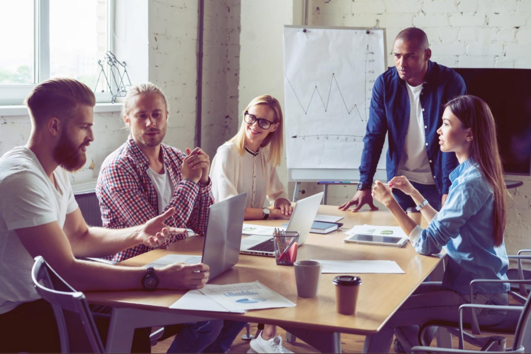 Демонстрація правильного вирівнювання в позі трикутника